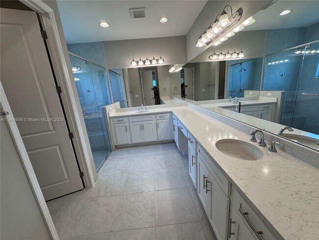 Building Photo - 12780 SW Clear Water Way