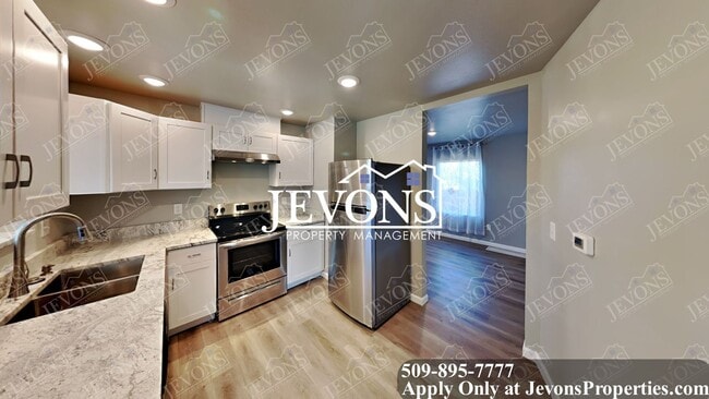 Building Photo - Explore this attractive property in Yakima with 3 bedrooms and 1 bathroom