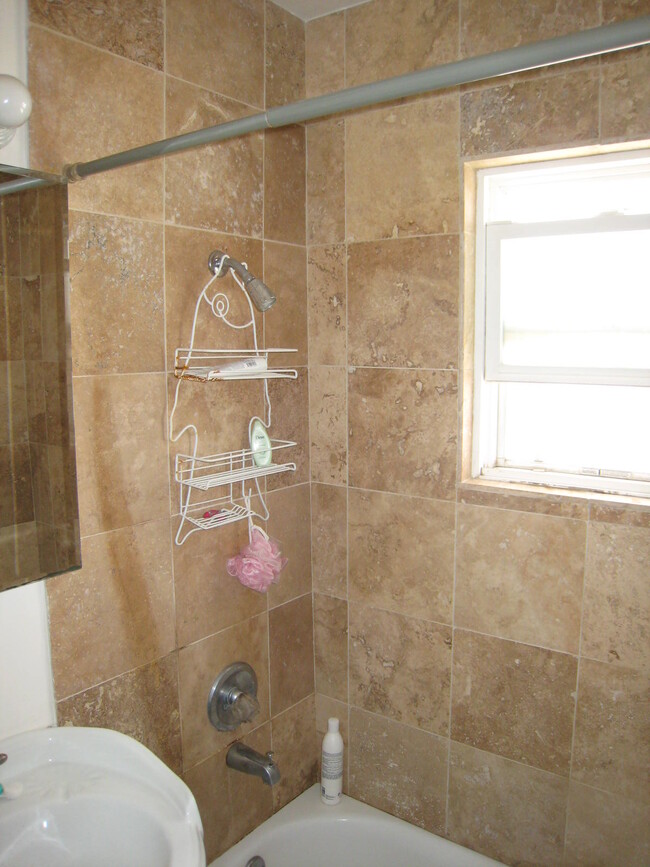 Building Photo - 1064 Sapphire St