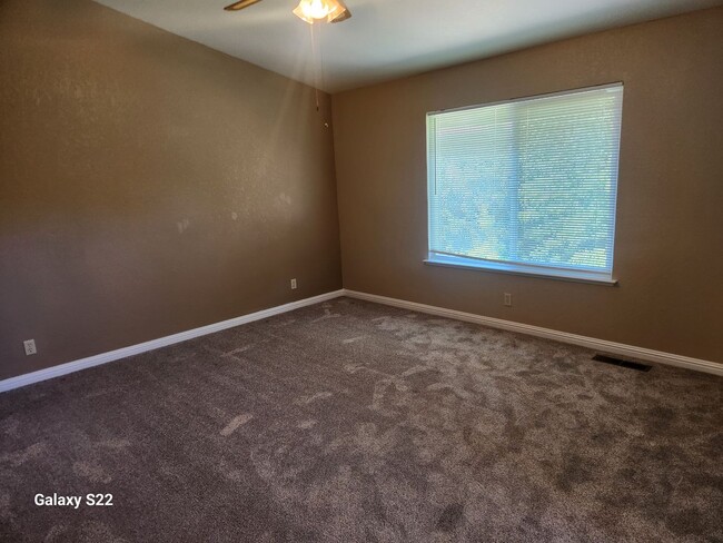 Building Photo - Beautiful 4 bedroom, 3 bathroom home locat...