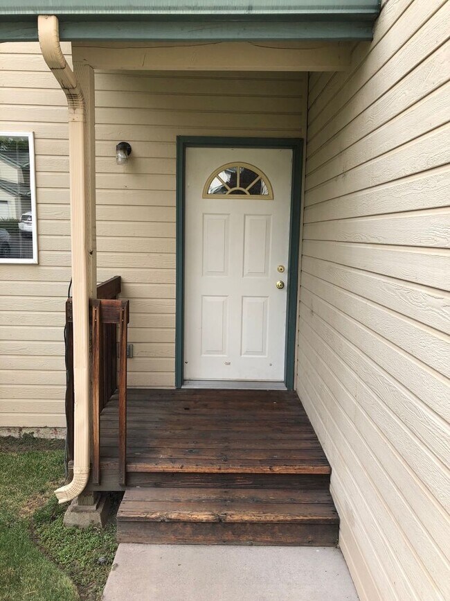 Building Photo - 3 Bedroom, 2.5 Bathroom Townhouse - Locate...