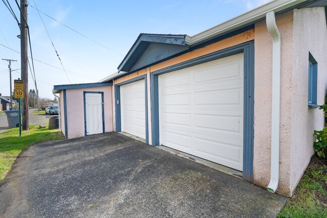 Building Photo - 404 Pioneer Ave E