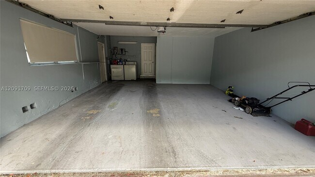 Building Photo - 6365 Miami Lakeway S