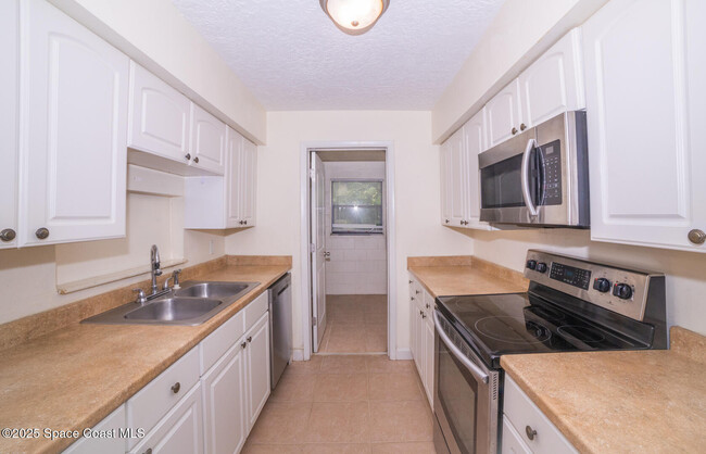 Building Photo - 2285 Dolphin Rd
