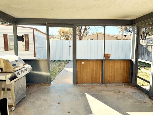 Building Photo - 3 Bedroom, 2 Bath, 2 car garage