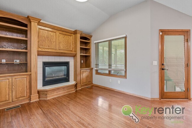 Building Photo - Beautiful, Rare 6 bedroom 3 bath house!