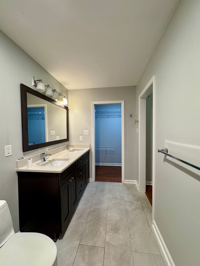 Building Photo - Desirable End Unit Townhome in Five Oaks!
