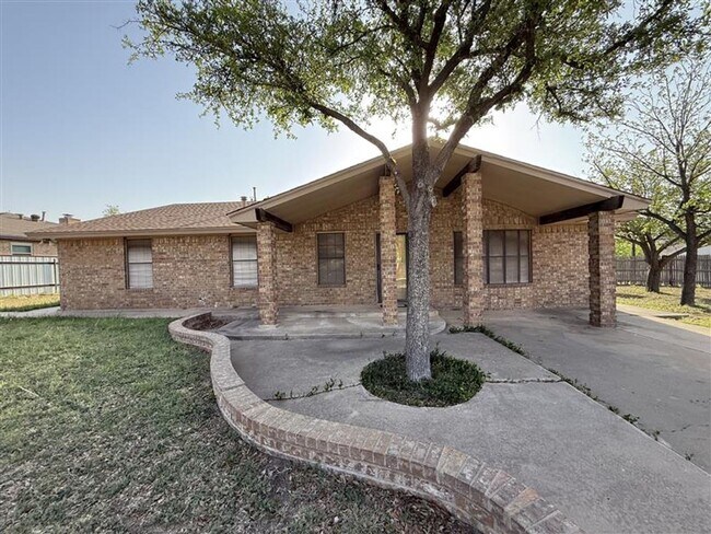 Building Photo - Spacious 4 bedroom, 2 bath home AVAILABLE NOW!