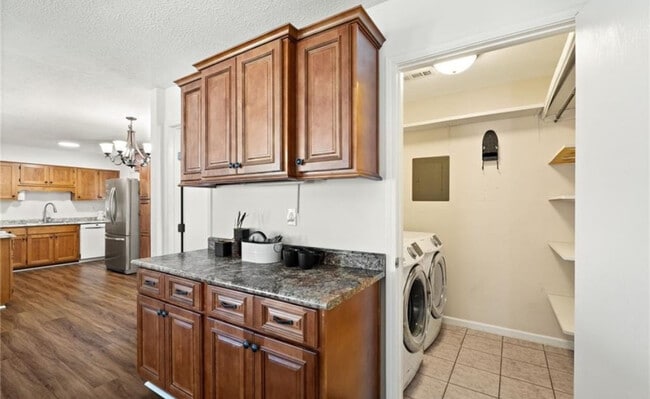 Building Photo - 2012 Blue Teal Ln