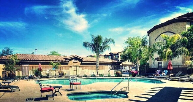 Building Photo - Great 2 bedroom 2 bathroom Mesa Condo