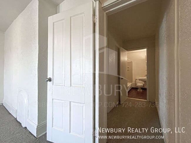 Building Photo - 33 Hickory St