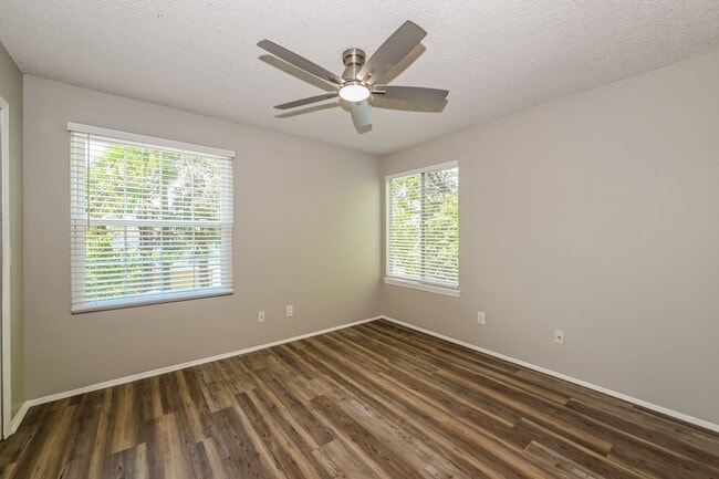 Building Photo - Neptune Beach Townhouse - On Huge Lot in Q...