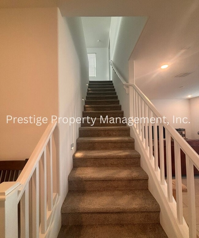 Building Photo - Beautiful 2/2 2-Story West Side Home With ...