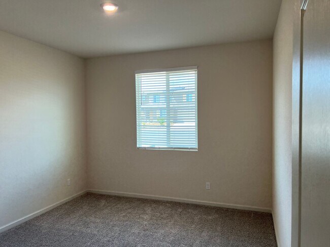 Building Photo - Gorgeous Newer Meadowlands Residence 3 Model, 4 Bedroom Unit