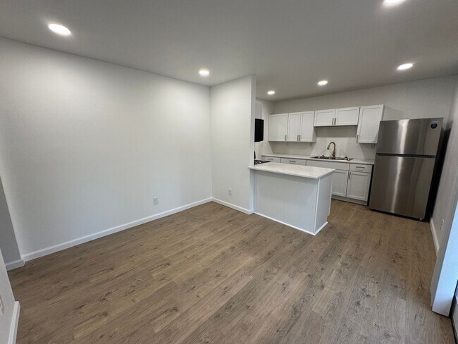 Building Photo - 3 Bedroom, 1 bath house with a bonus room