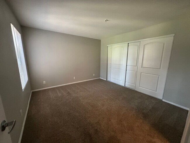 Building Photo - Great location, cute 3 bedroom condo