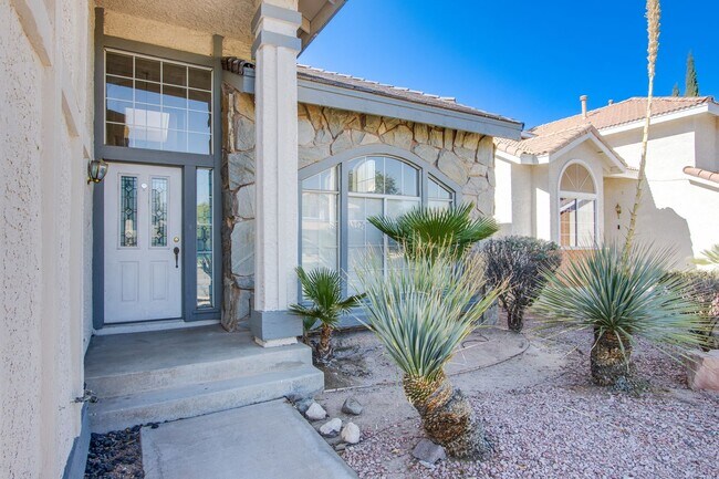 Building Photo - Beautiful 3Bed/3Bath cul-de-sac home located  in The Lakes Community with a sparkling pool and spa!