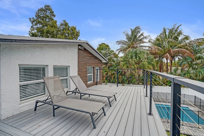 Building Photo - 311 SE 3rd Ave