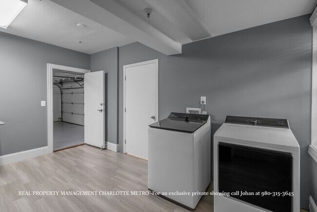 Building Photo - Luxurious 4 Bedroom, 5.5 Bathroom Townhome on Prestigious Queens Road. Contact (980) 315-3645 for...