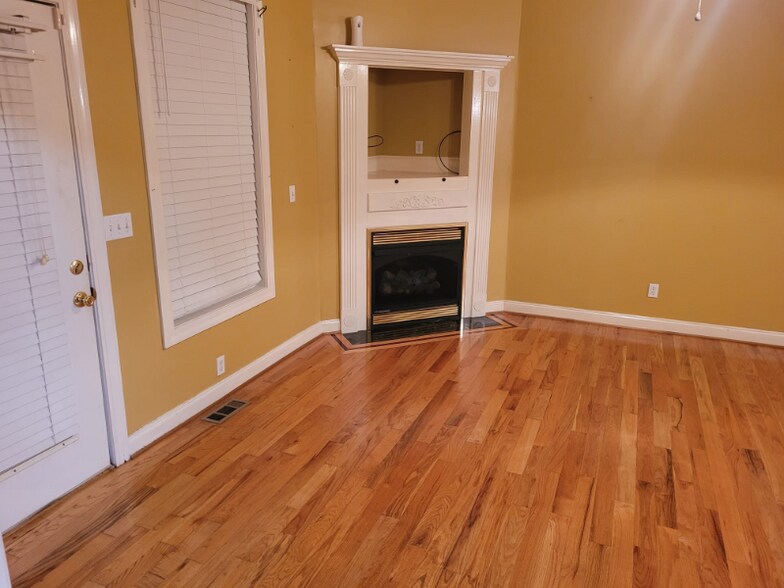 Building Photo - 3675 W Pointe Dr
