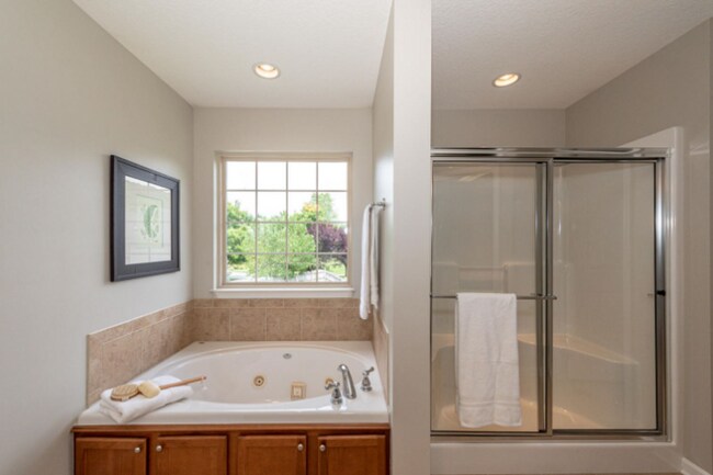 Building Photo - West Knoxville 37932 - 4 bedroom, 2.5 bath home - Call Jean Chung (865) 386-1022