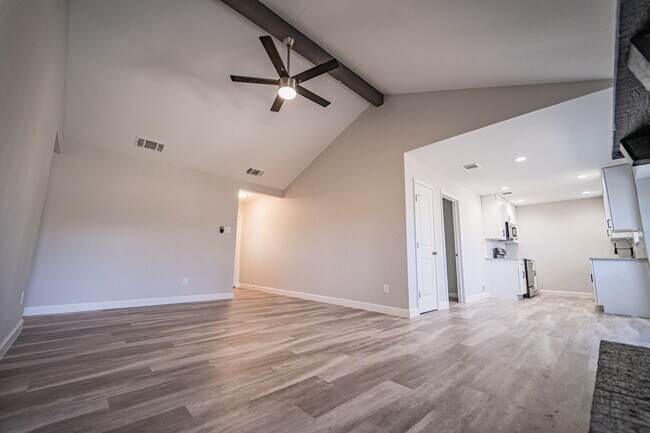 Building Photo - Updated 4 Bed / 2 Bath Home in Northwest San Antonio
