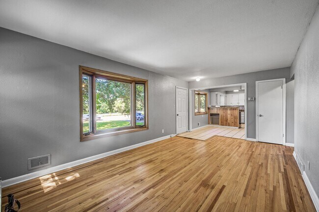 Building Photo - Gorgeous Shoreview House 3BR 1 Bath  Available Early May!