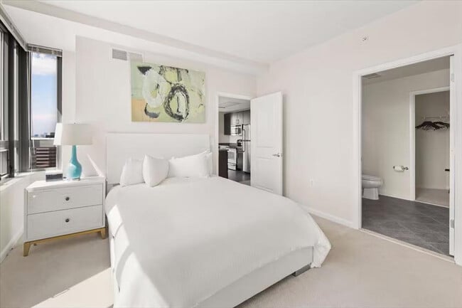 Building Photo - 1405 S Fern St