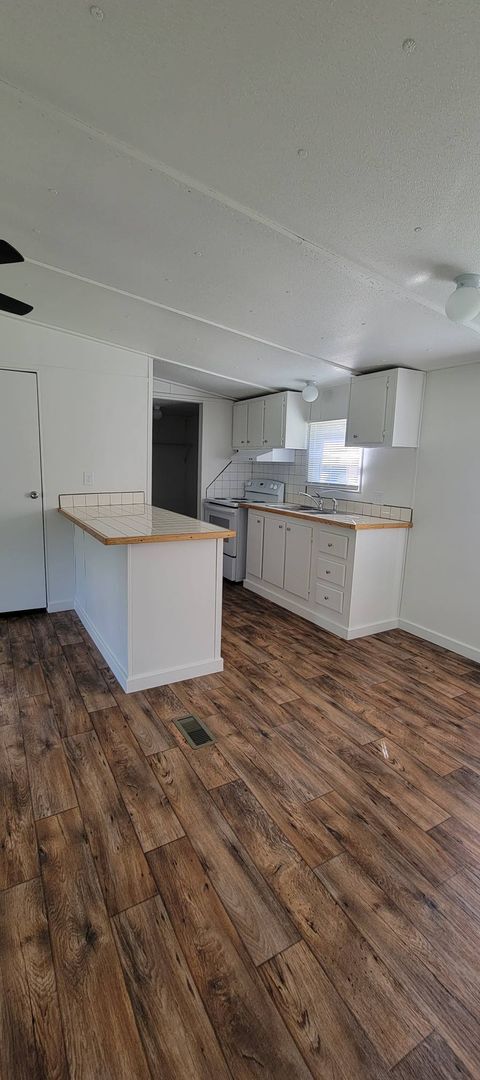 Building Photo - Ready to Move in