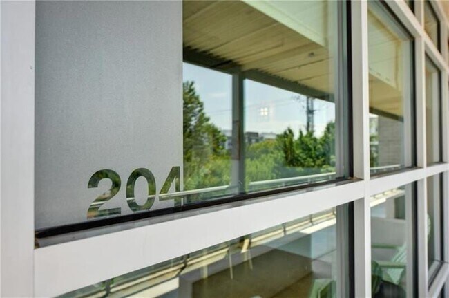 Building Photo - 890 Memorial Dr SE