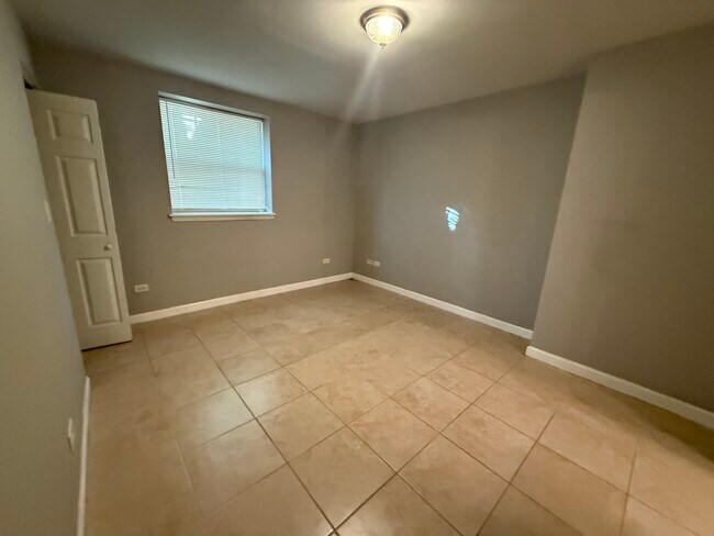 Building Photo - 6954 N Greenview Ave