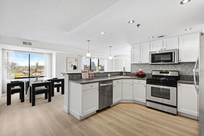 Building Photo - 700 1ST St