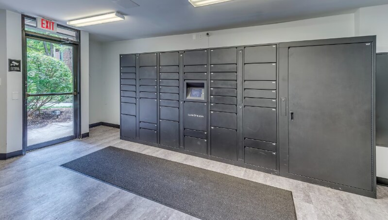 Building Photo - 963 Lake St