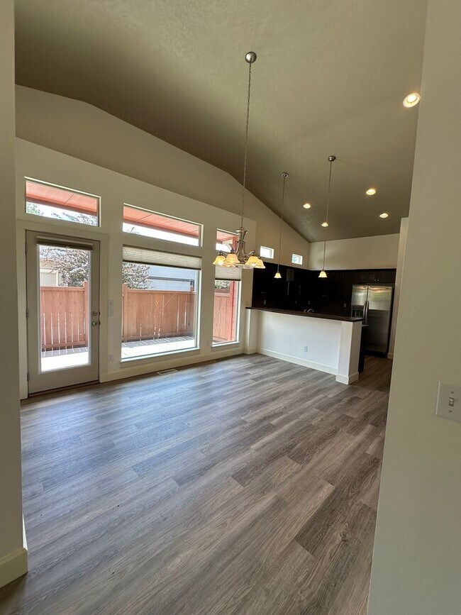 Building Photo - 3 Bedroom 2 Bath Home, New Paint, New LVP ...