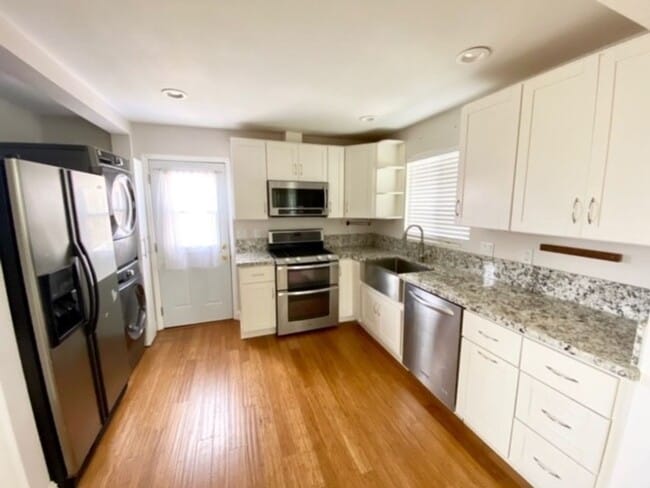 Building Photo - 3 Bedroom 2 Bath with View! (USD / Linda V...
