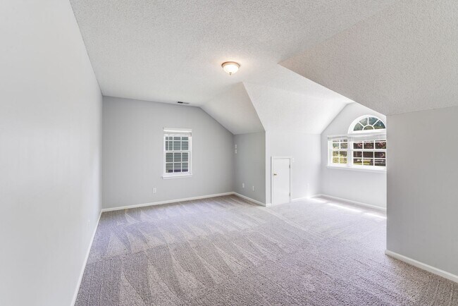 Building Photo - Beautiful 3BR/2.5BA Near Rivergate & Charl...