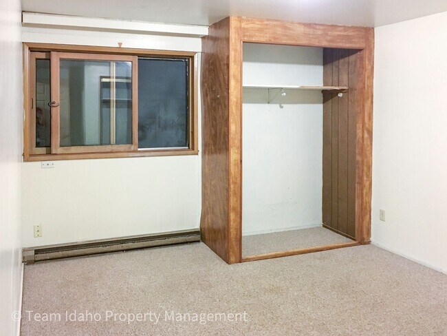 Building Photo - Taylor Ave Tri-Plex