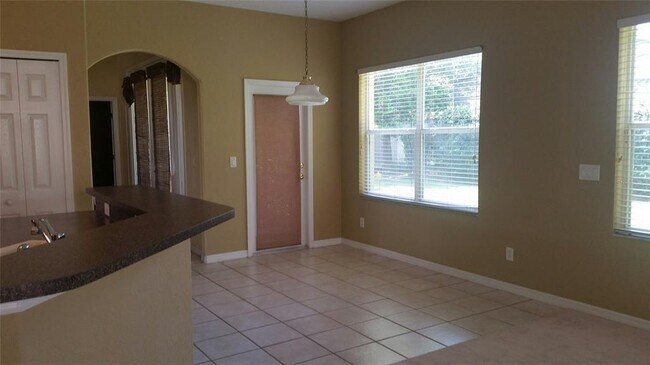 Building Photo - 350 Lake Amberleigh Dr
