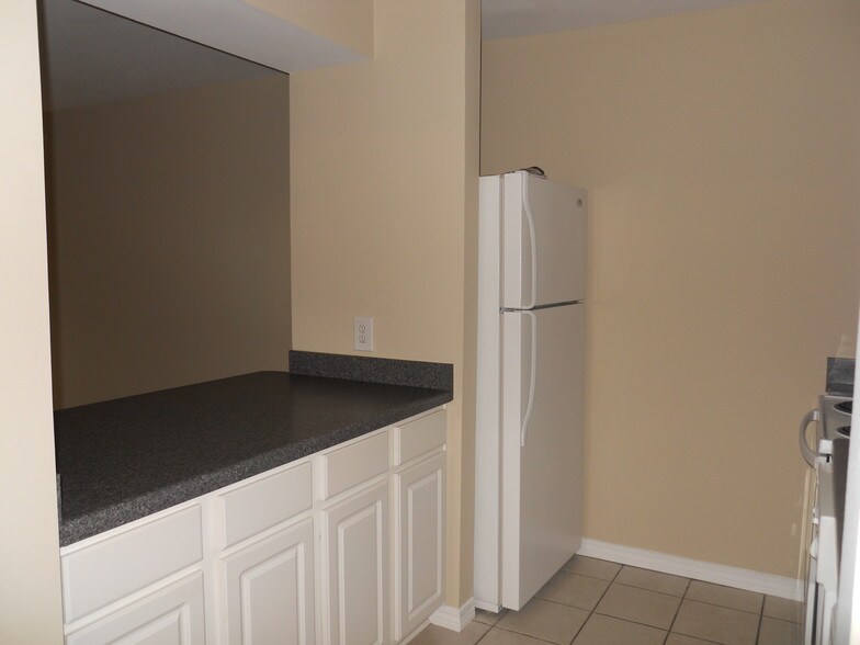Kitchen - 4405 Lefkoe St
