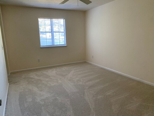 Building Photo - Lovely Heathstead 3 Bedroom Townhouse!