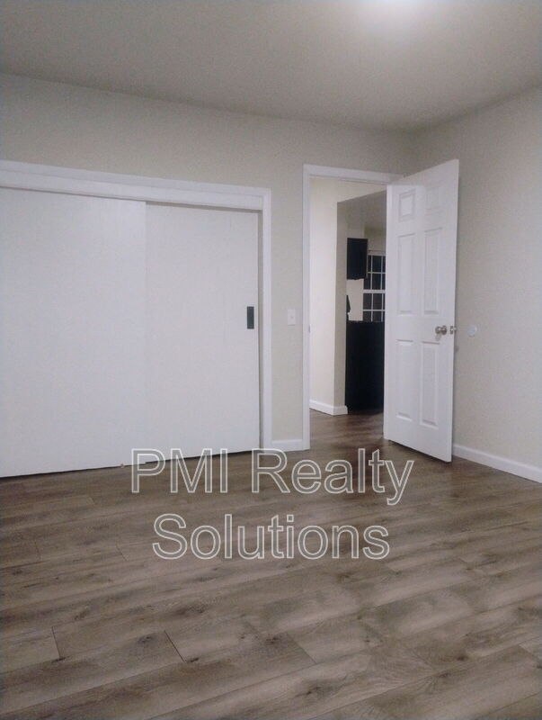 Building Photo - 913 N Creek Ave