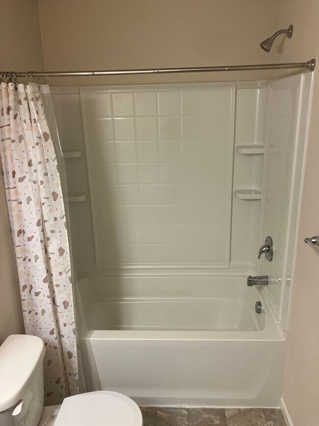 Building Photo - Three Bedroom Townhouse in South Salem