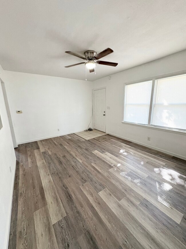 Building Photo - 609 23rd St