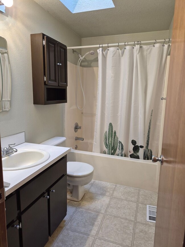Building Photo - 3 bedroom, 2 bath house in the Brentwood-D...