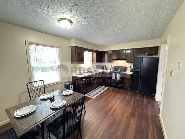 Building Photo - 530 Foxwood Dr