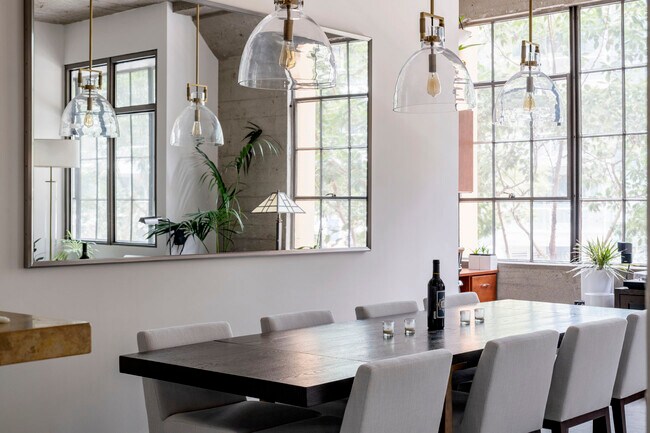 Building Photo - 300 Beale St