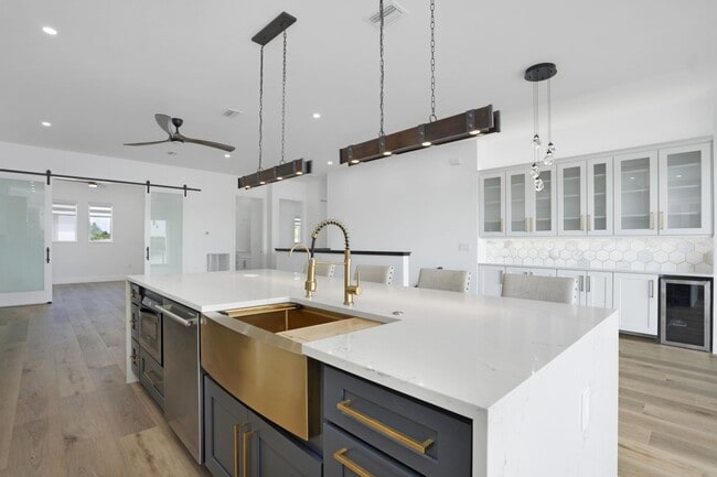 Building Photo - 5/3 Luxury Custom Home plus Boat dock, Pool and Stunning Views!!