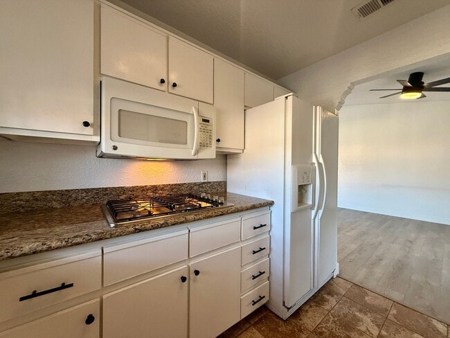 Building Photo - 2 BEDROOM CONDO WITH 2 BALCONIES, RIGHT NEXT TO THE POOL, MINUTES FROM THE STRIP