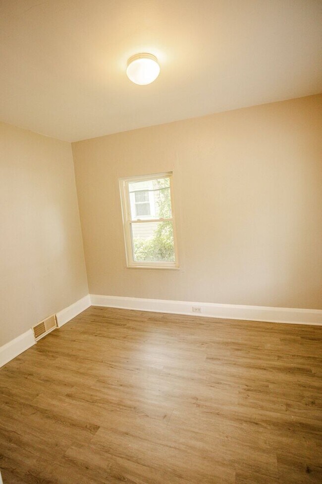 Building Photo - Very nice three bedroom 2 bathroom house available for rent!