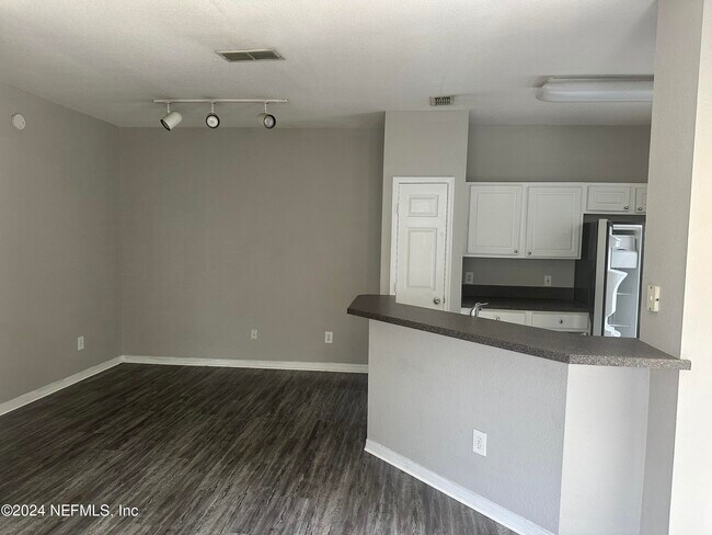 Building Photo - 13703 Richmond Park Dr N